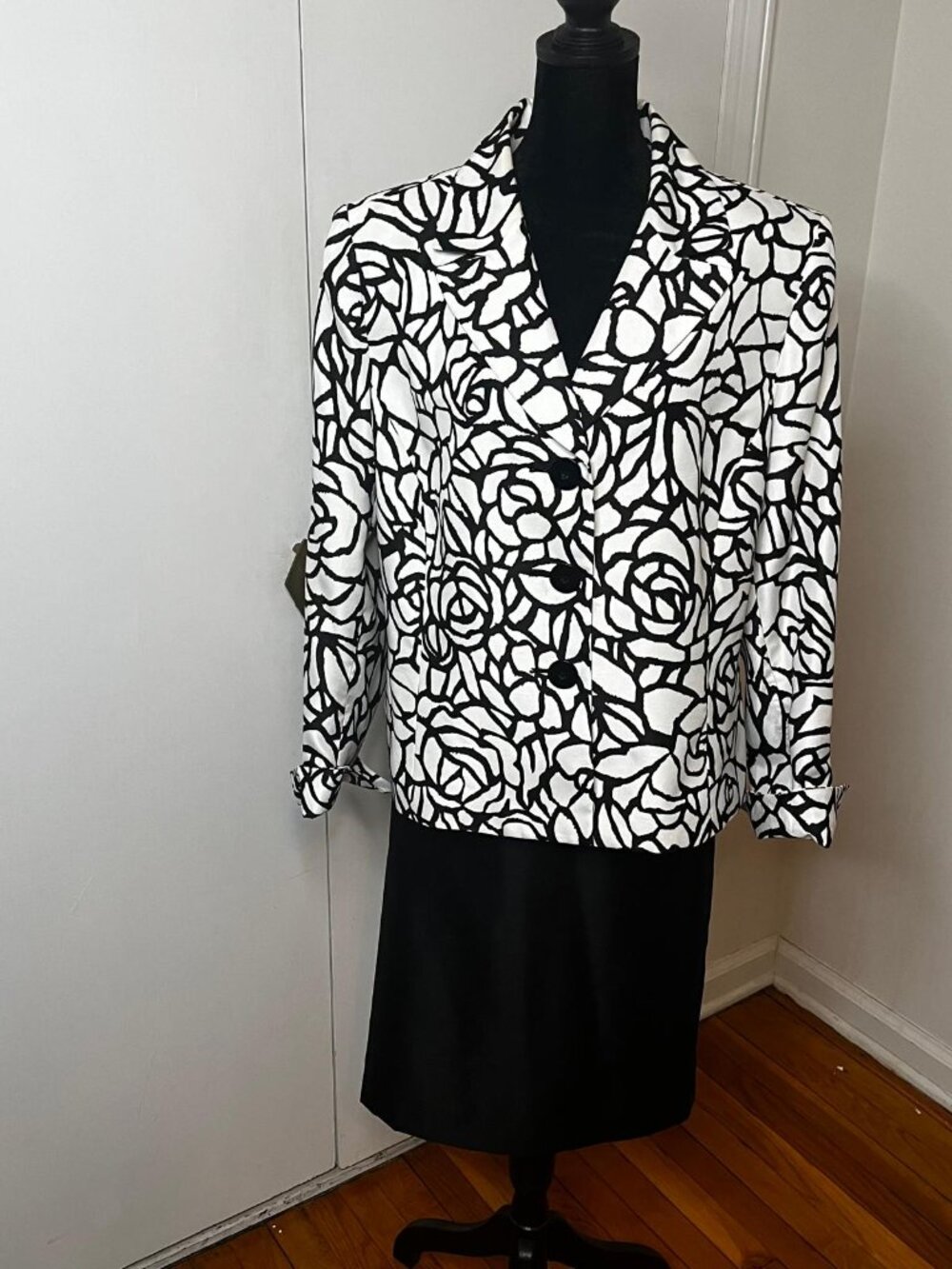 Le Suit - Black and White Floral Pattern Blazer + Black Skirt
